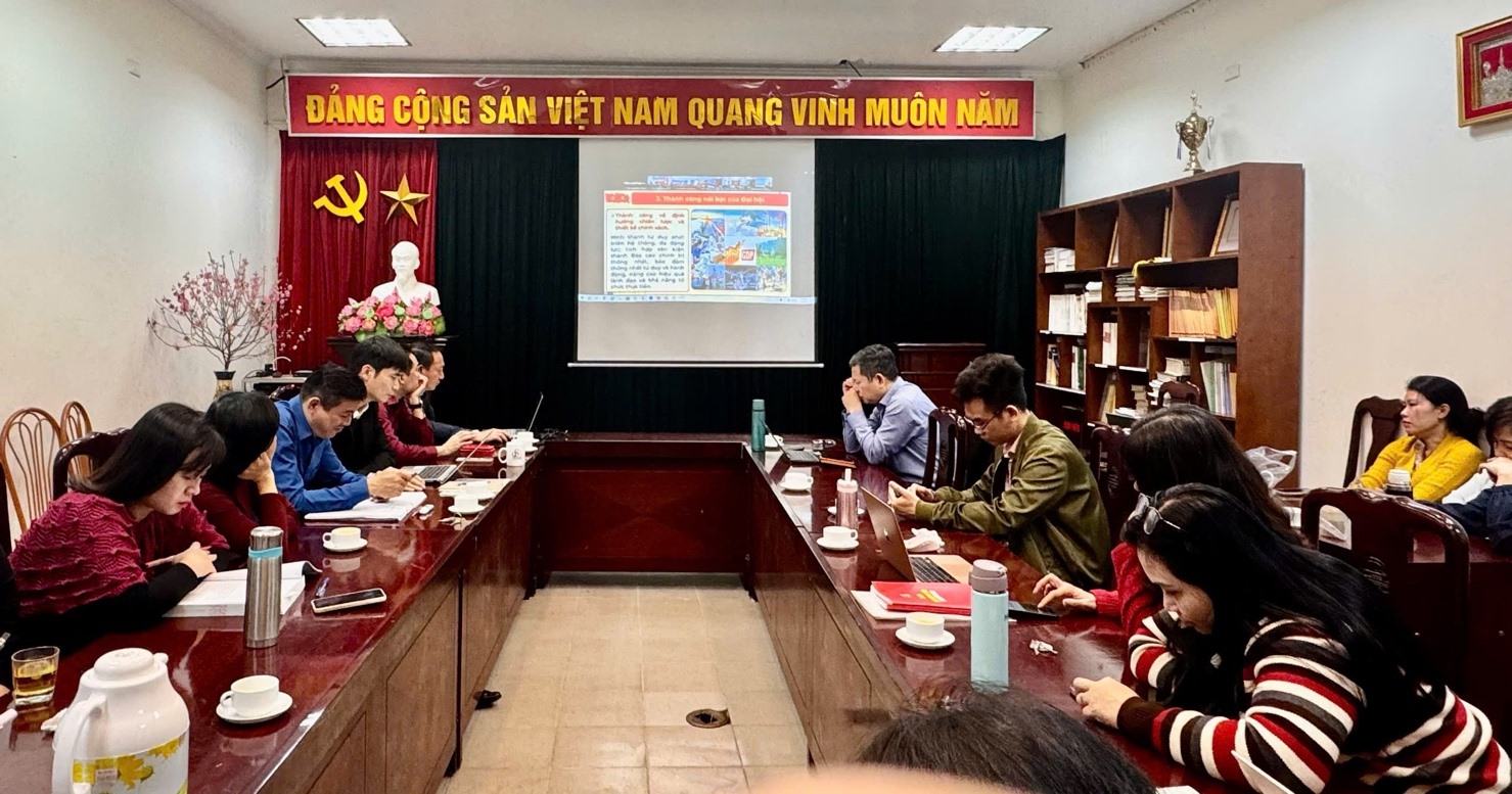 A group of people sitting at a table
AI-generated content may be incorrect.