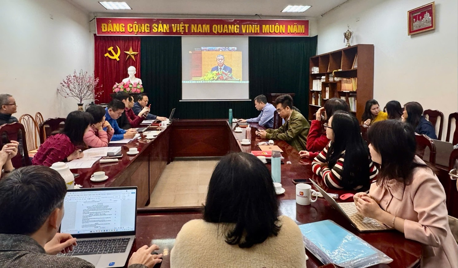 A group of people sitting at a table
AI-generated content may be incorrect.