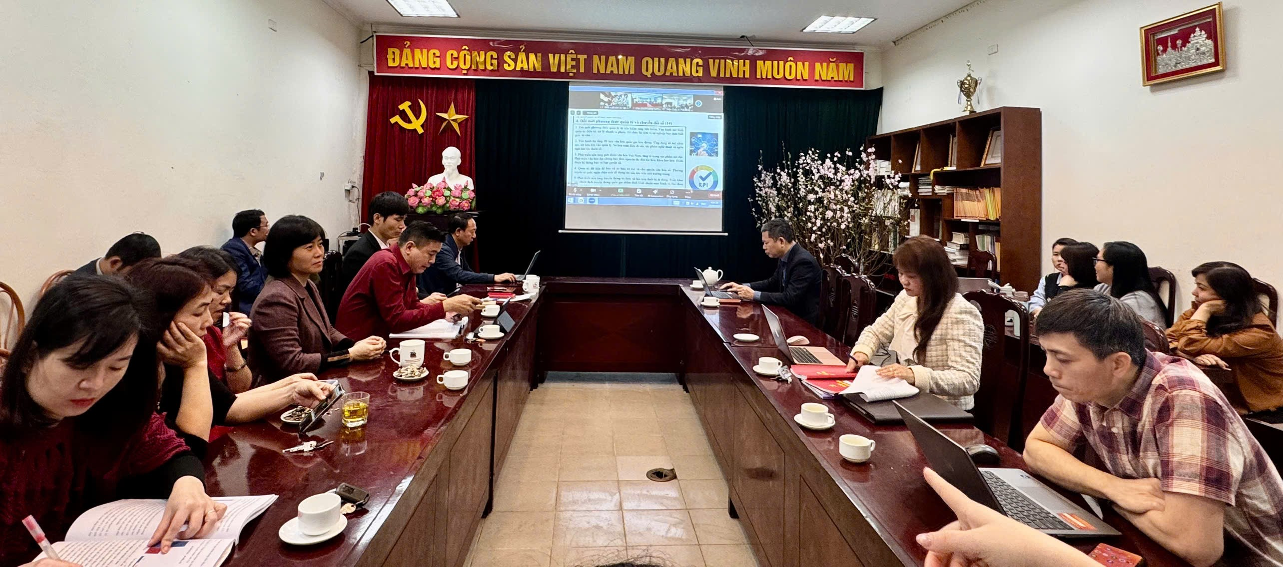 A group of people sitting at tables
AI-generated content may be incorrect.