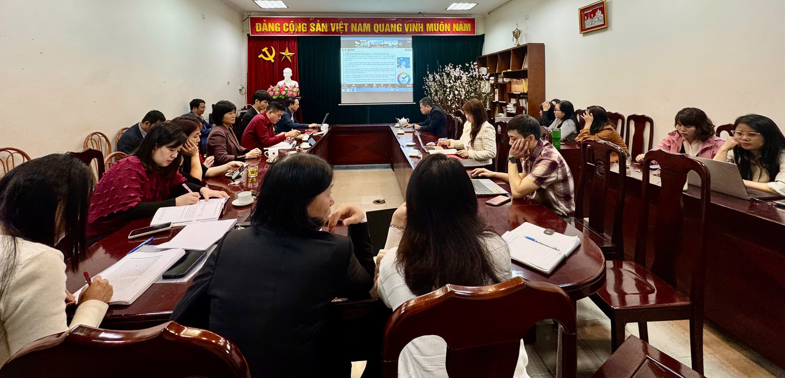 A group of people sitting at a table
AI-generated content may be incorrect.