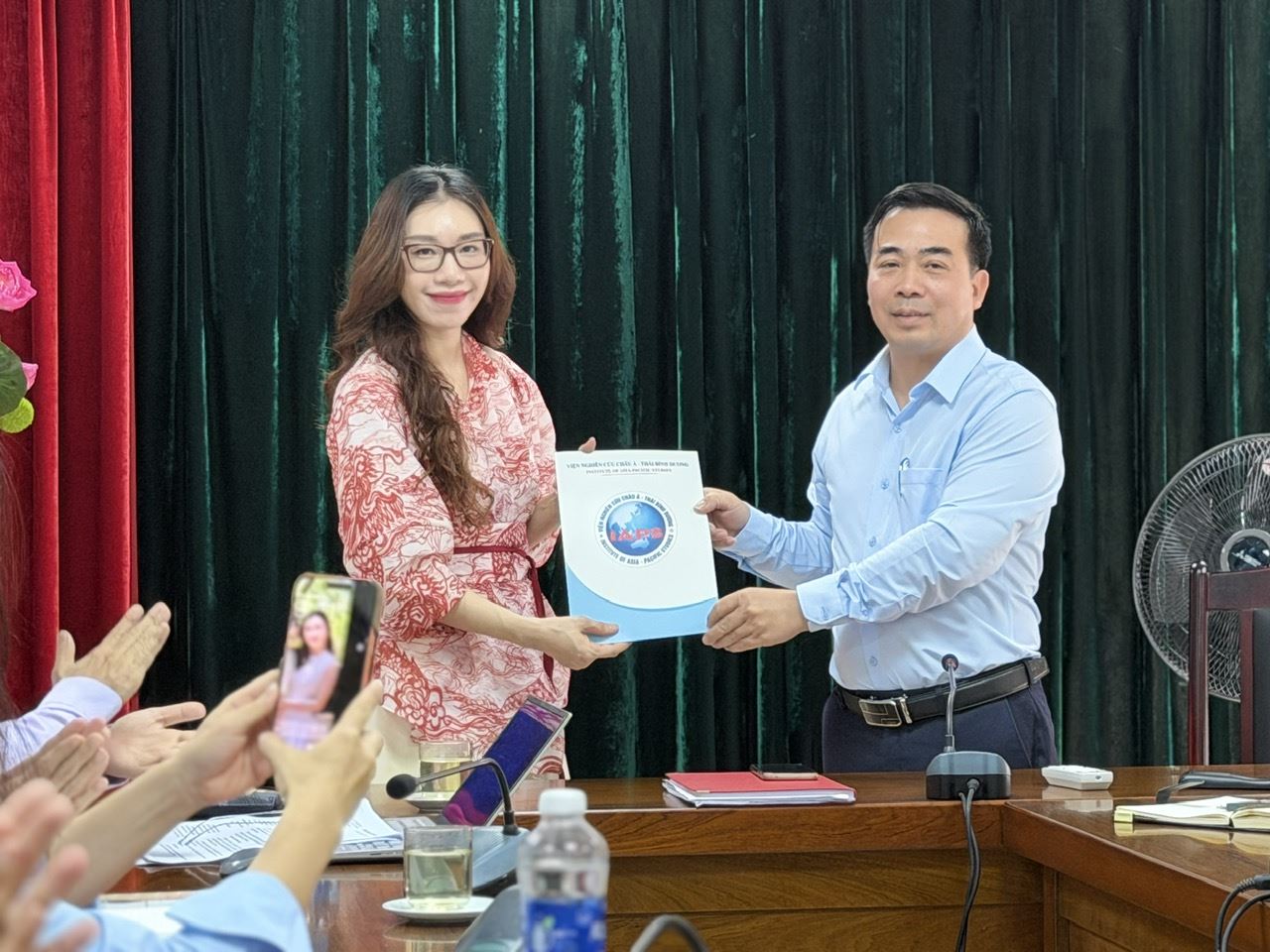 Bổ nhiệm TS. Hoàng Huệ Anh Giám đốc Trung tâm Nghiên cứu Trung Quốc 