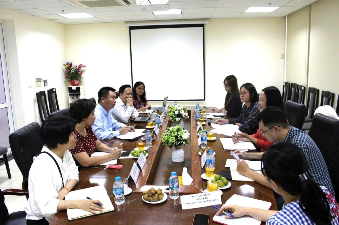 Trao đổi khoa học giữa các nhà nghiên cứu của Viện Nghiên cứu Châu Á – Thái Bình Dương với học giả Đại học Ngoại ngữ Ngoại thương Quảng Đông, Trung Quốc