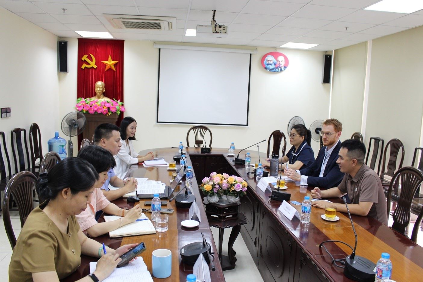 Các nhà nghiên cứu IAPS tiếp và làm việc với Đại sứ quán Mỹ tại Việt Nam 