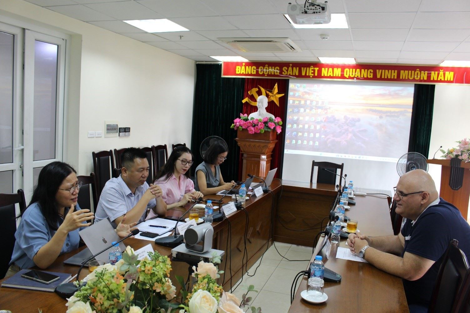 Chuyên gia Viện Nghiên cứu Châu Á – Thái Bình Dương làm việc với đại diện Viện Lịch sử đương đại Serbia