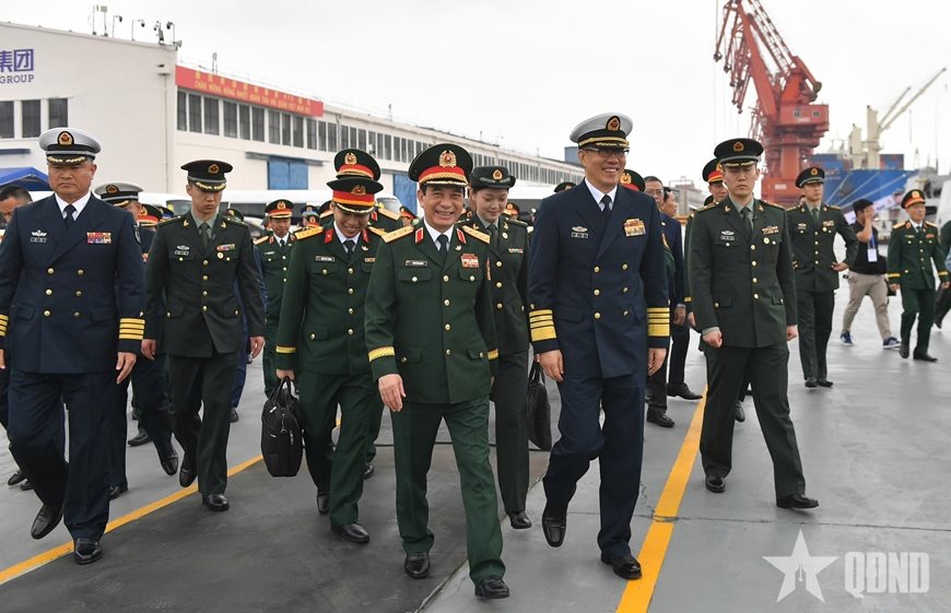 Bộ trưởng Bộ Quốc phòng Việt Nam và Trung Quốc dự Lễ khởi hành tuần tra liên hợp hải quân