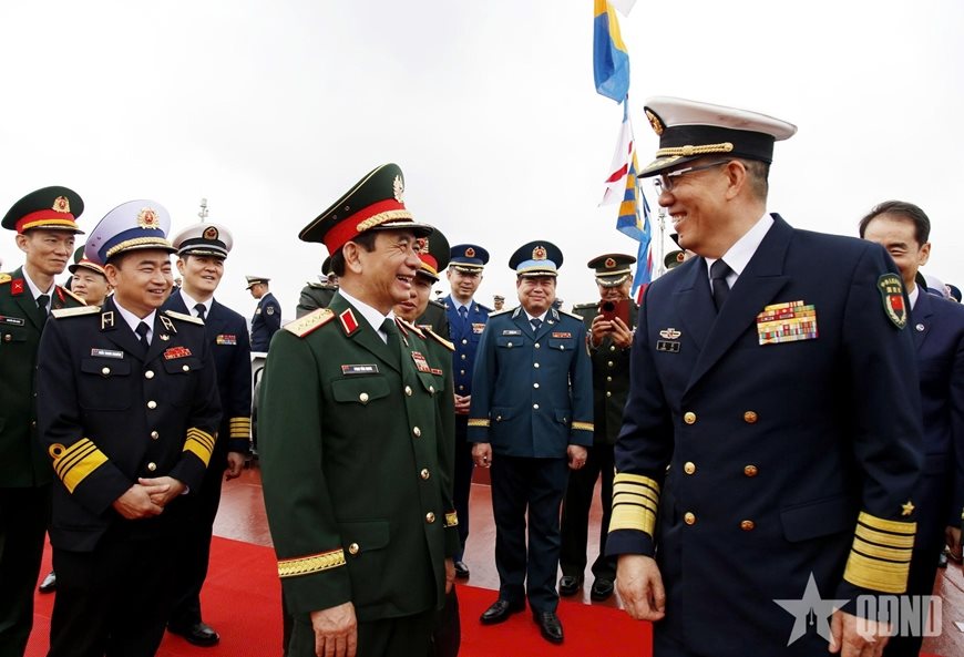 Bộ trưởng Bộ Quốc phòng Việt Nam và Trung Quốc dự Lễ khởi hành tuần tra liên hợp hải quân