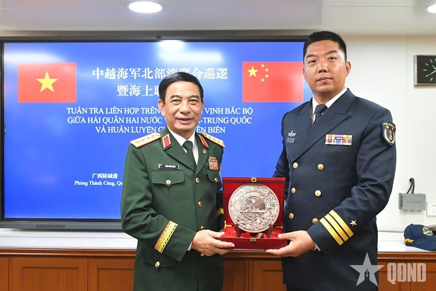 Bộ trưởng Bộ Quốc phòng Việt Nam và Trung Quốc dự Lễ khởi hành tuần tra liên hợp hải quân