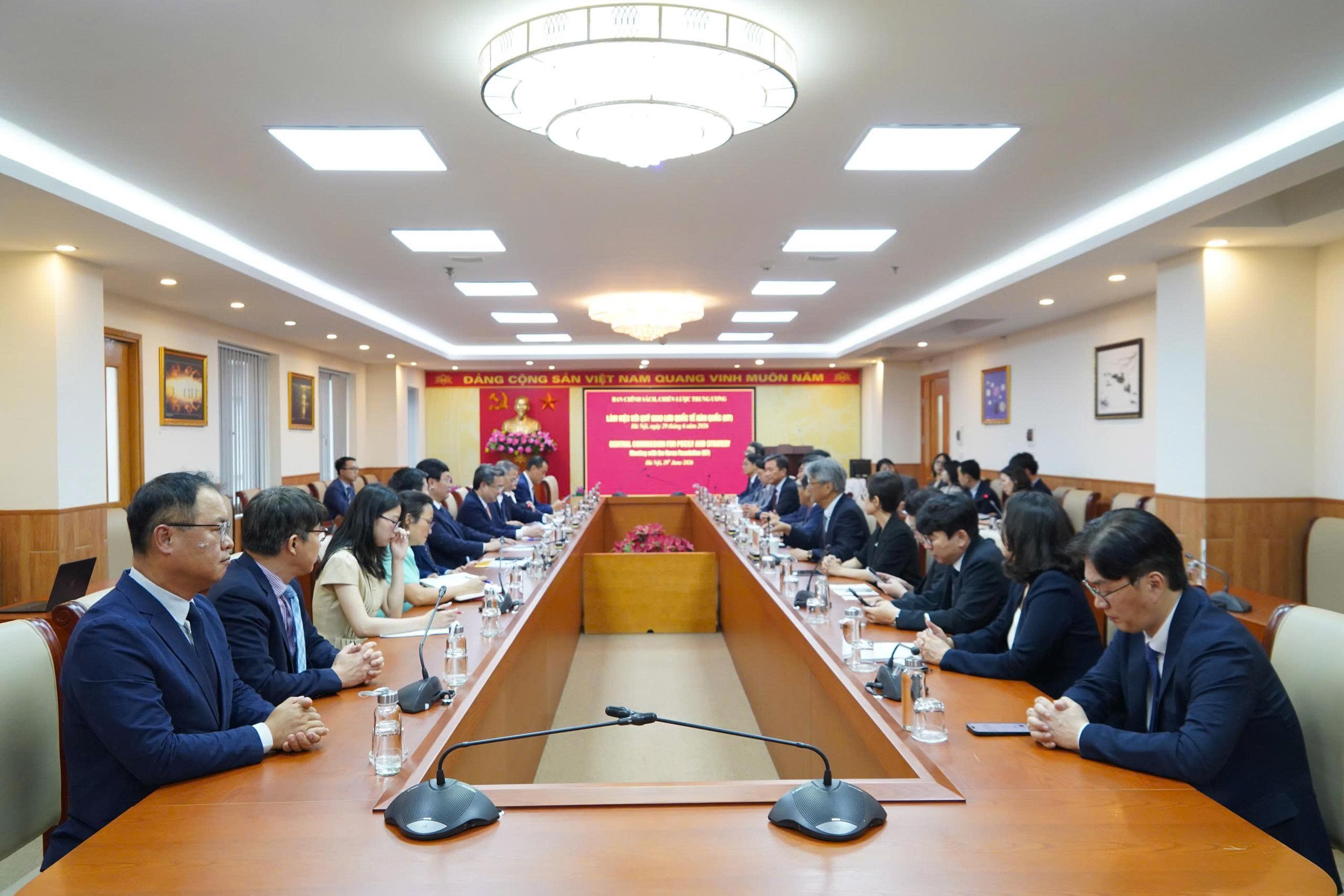 Đồng chí Nguyễn Thanh Nghị, Ủy viên Bộ Chính trị, Trưởng ban Chính sách, chiến lược Trung ương và đồng chí GS.TS. Lê Văn Lợi, Ủy viên Ban Chấp hành Trung ương Đảng, Chủ tịch Viện Hàn lâm Khoa học xã hội Việt Nam, Phó Trưởng ban Chính sách, chiến lược Trung ương tiếp Đoàn Quỹ Giao lưu quốc tế Hàn Quốc đến chào xã giao 