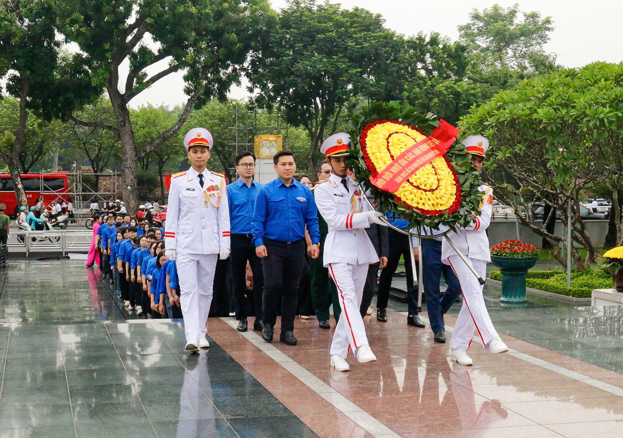 Chi đoàn Viện Kinh tế Việt Nam và Thế giới tham gia chương trình dâng hương tri ân kỷ niệm 79 năm Ngày Thương binh - Liệt sĩ (27/7/1947 - 27/7/2026)