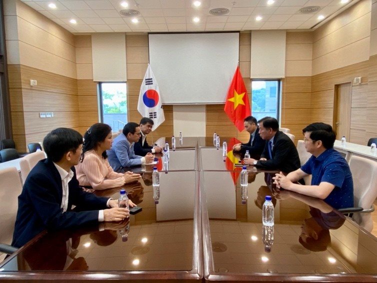 Đoàn công tác Viện Hàn lâm Khoa học xã hội Việt Nam thăm và làm việc tại Đại sứ quán Việt Nam tại Hàn Quốc
