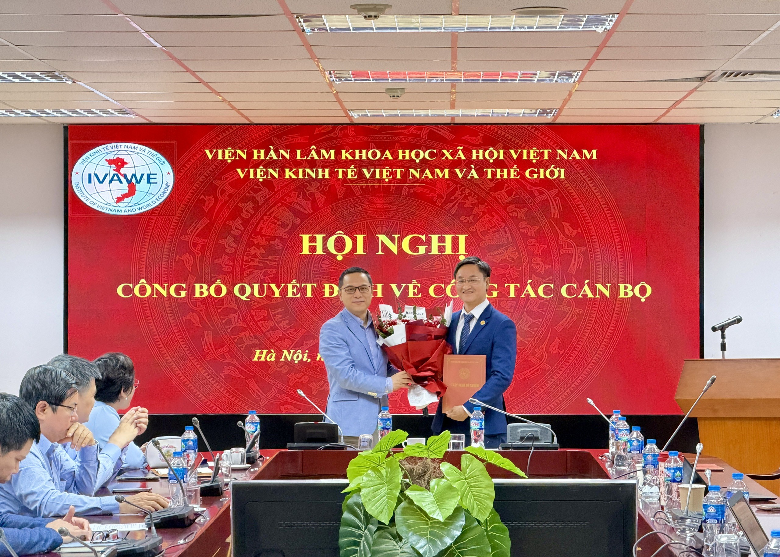 Hội nghị công bố và trao Quyết định tái bổ nhiệm chức vụ Phó viện trưởng Viện Kinh tế Việt Nam và Thế giới