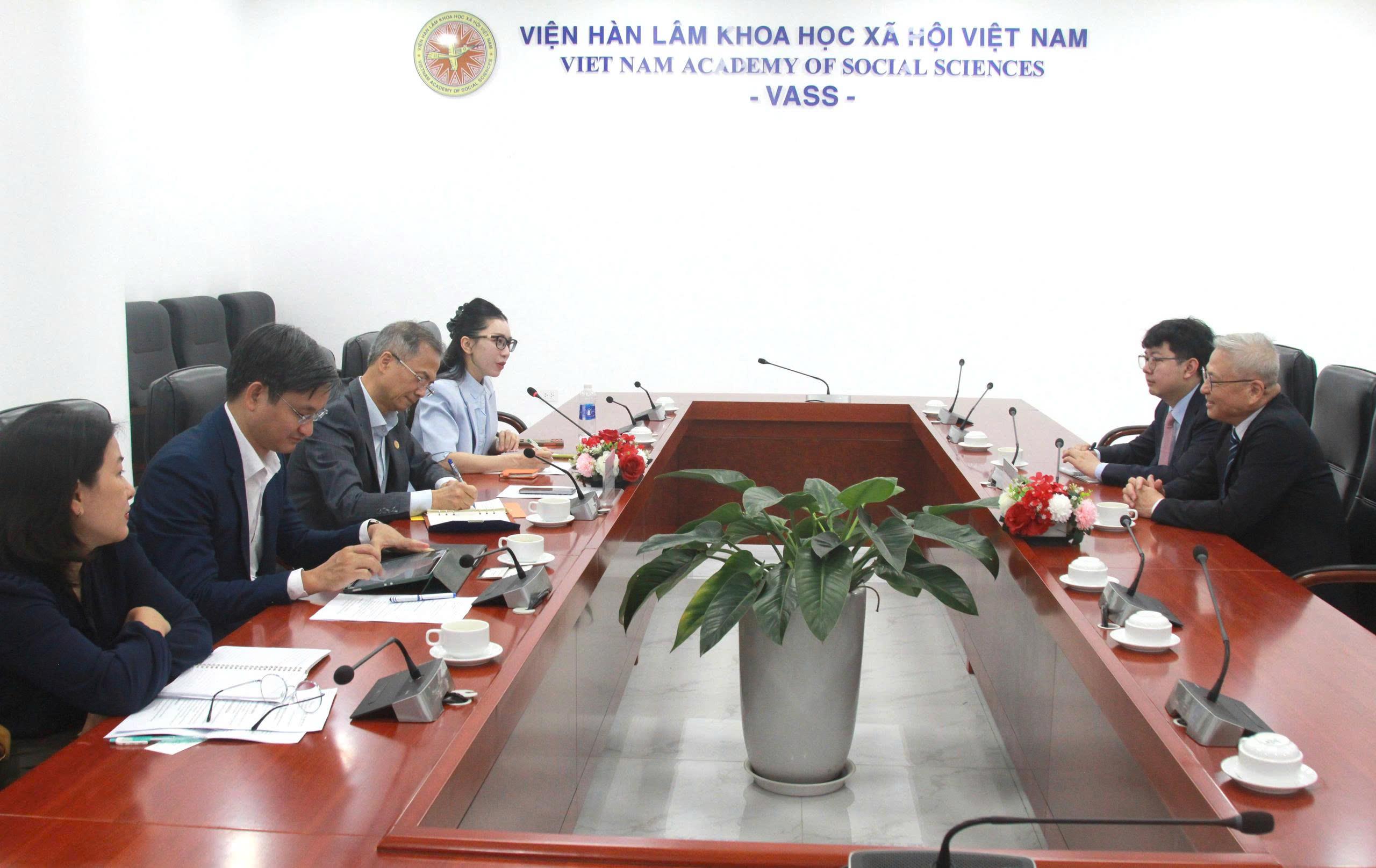 TS. Đặng Xuân Thanh, Phó Chủ tịch Viện Hàn lâm Khoa học xã hội Việt Nam tiếp đoàn công tác Đại học Thanh Hoa, trao đổi về cục diện thế giới và những thách thức mới trong kỷ nguyên AI
