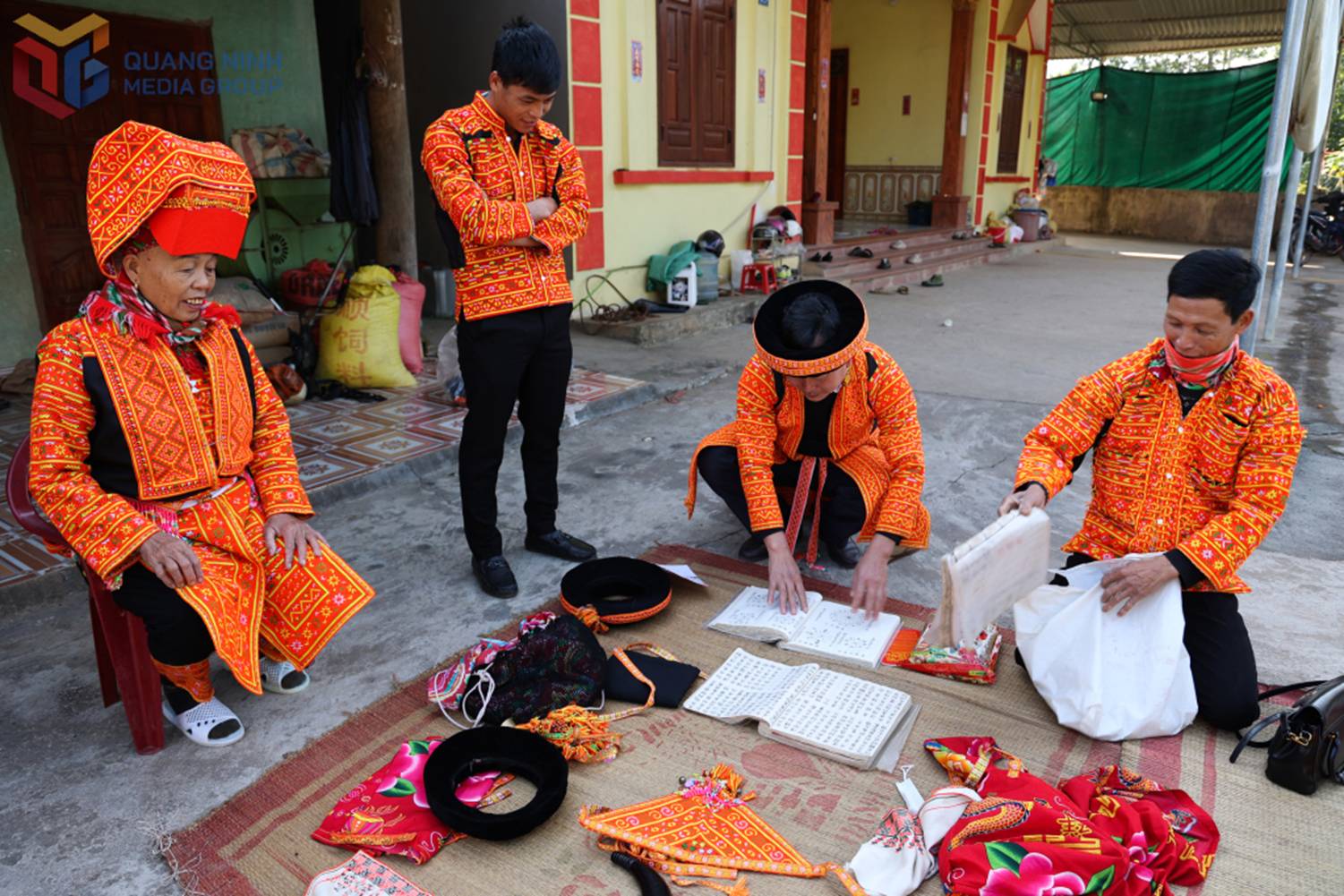 Ông Dương Nho Kim sửa soạn sách cúng chuẩn bị hành lễ dịp cuối năm.