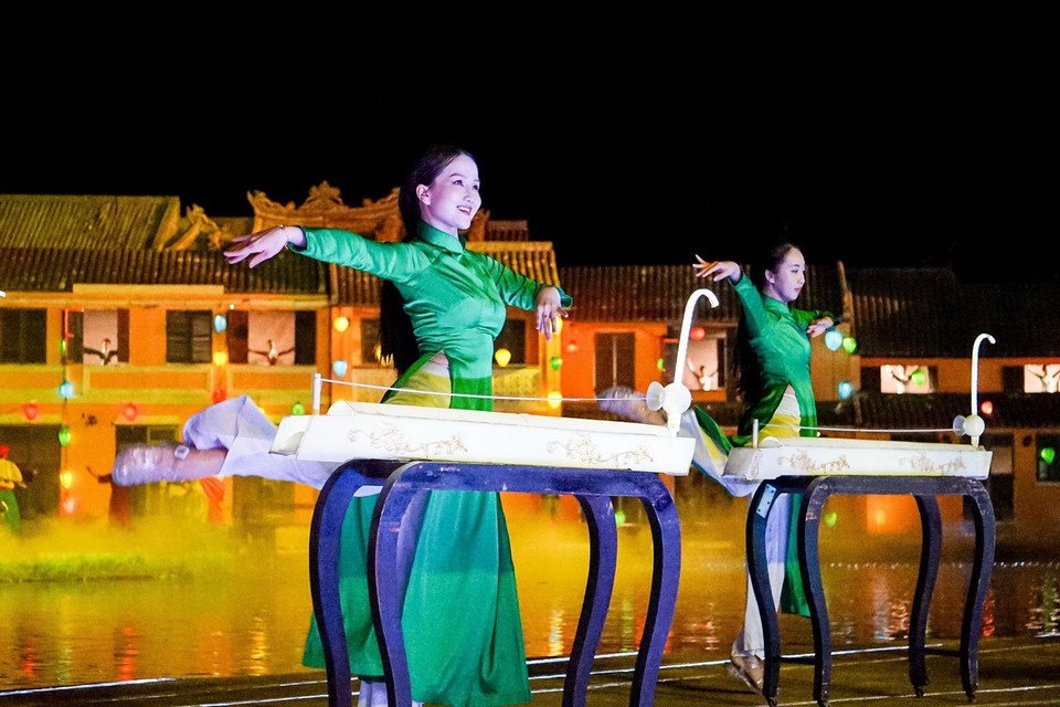 Ký ức Hội An - chương trình nghệ thuật thực cảnh đầy màu sắc, trên sân khấu ngoài trời rộng 25.000m2 với gần 500 diễn viên biểu diễn, sử dụng nhiều ngôn ngữ nghệ thuật. Ảnh: Khánh Hòa/TTXVN