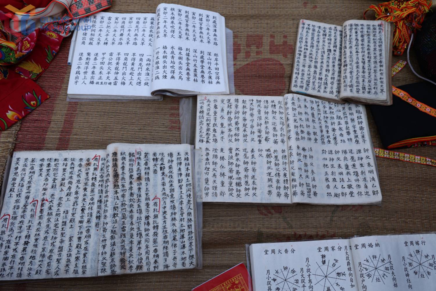 Một số cuốn sách chữ Nôm được ông Kim lưu giữ cẩn thận.