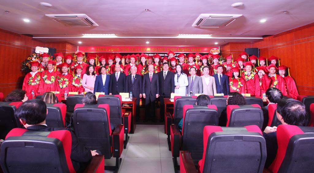TS. Phan Chí Hiếu - Chủ tịch Viện Hàn lâm KHXH Việt Nam và Ban lãnh đạo Học viện KHXH chụp ảnh lưu niệm cùng các tân Tiến sĩ.