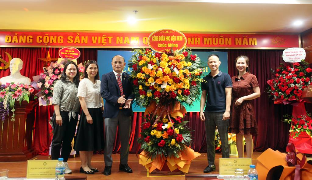 Công đoàn Học viện KHXH tặng hoa chúc mừng đồng chí Nguyễn Huy Hoàng.