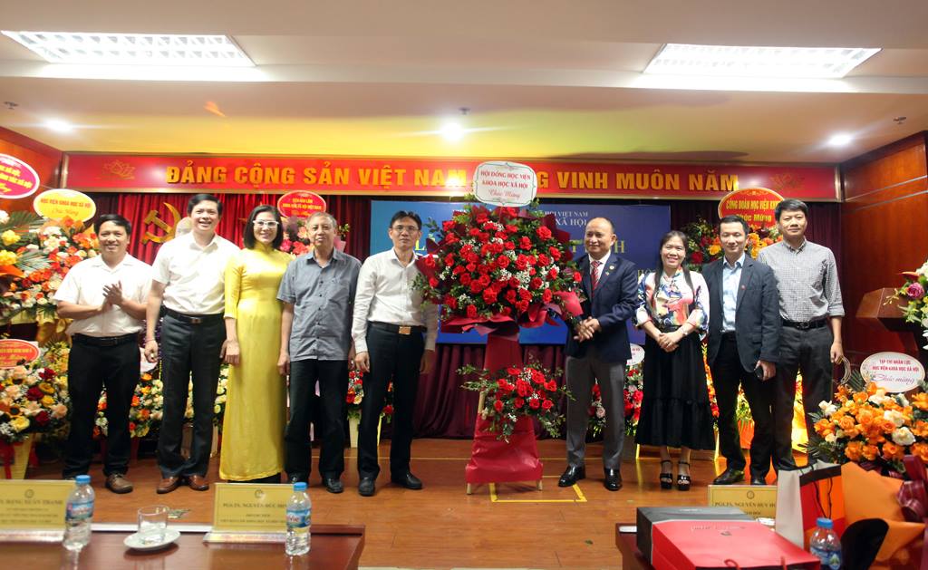 Hội đồng Học viện tặng hoa chúc mừng đồng chí Nguyễn Huy Hoàng.