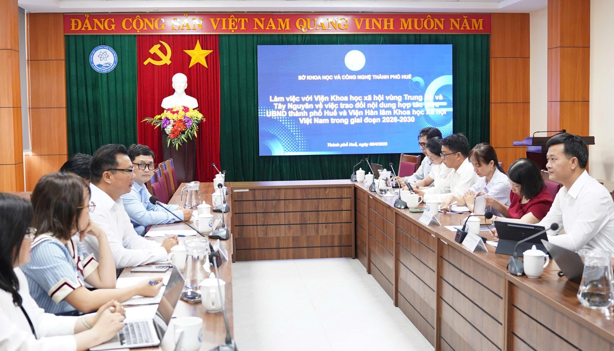 VIỆN KHOA HỌC XÃ HỘI VÙNG TRUNG BỘ VÀ TÂY NGUYÊN THÚC ĐẨY HỢP TÁC NGHIÊN CỨU KHOA HỌC VỚI UBND THÀNH PHỐ HUẾ