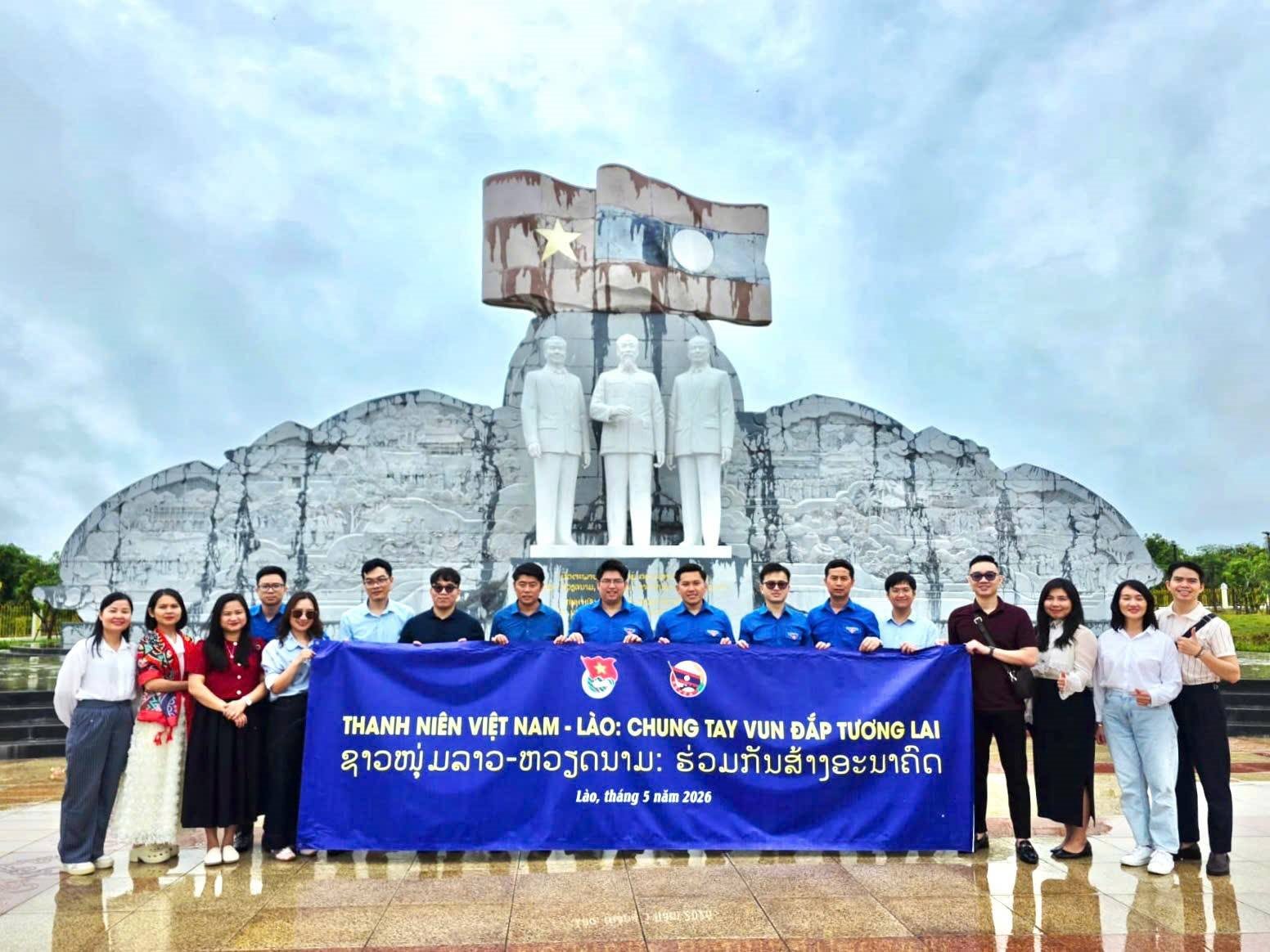 Có thể là hình ảnh về đài kỷ niệm và văn bản cho biết 'THANH NIÊN VIỆT NAM- LÀO: CHUNG TAY VUN ĐẤP TƯONG LAI ขาอขนุ่มลาว-ทอสดมาม: บลาอ ทอสดมาม: ร่อมภับส้างอะมาถิด ร่อมภั กอะบาถิด Lào, tháng năm 2026'