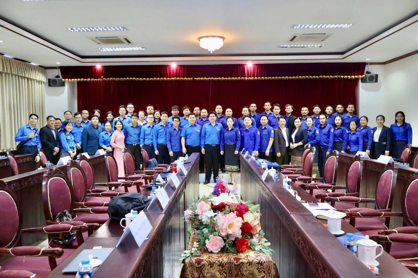 Có thể là hình ảnh về một hoặc nhiều người, cái bục và văn bản