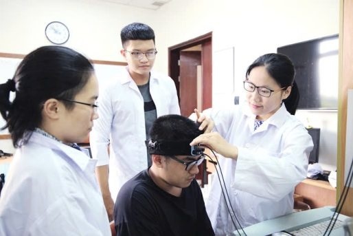 Ứng dụng AI trong chẩn đoán ngày càng mở ra cơ hội điều trị bệnh ở Việt Nam. Ảnh: Nhóm nghiên cứu của TS. Hà Thị Thanh Hương (bìa phải) cùng các cộng sự trong phòng thí nghiệm để nghiên cứu sử dụng AI giúp chẩn đoán Alzheimer.