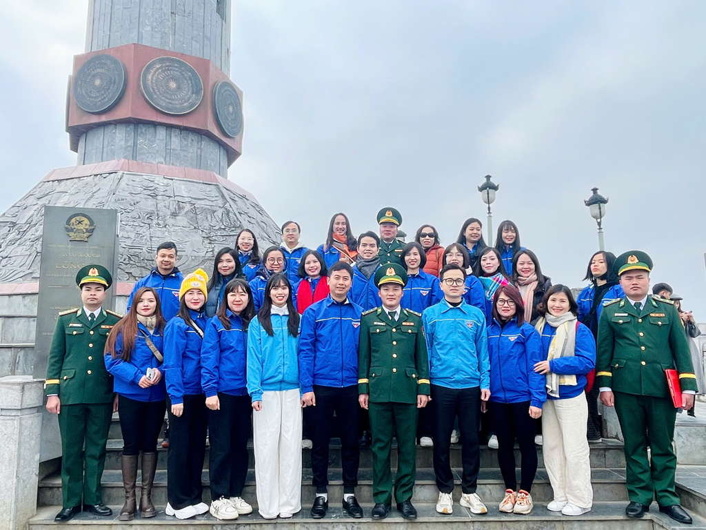 Chương trình "Đông ấm cho em - Xuân sẻ chia năm 2025"