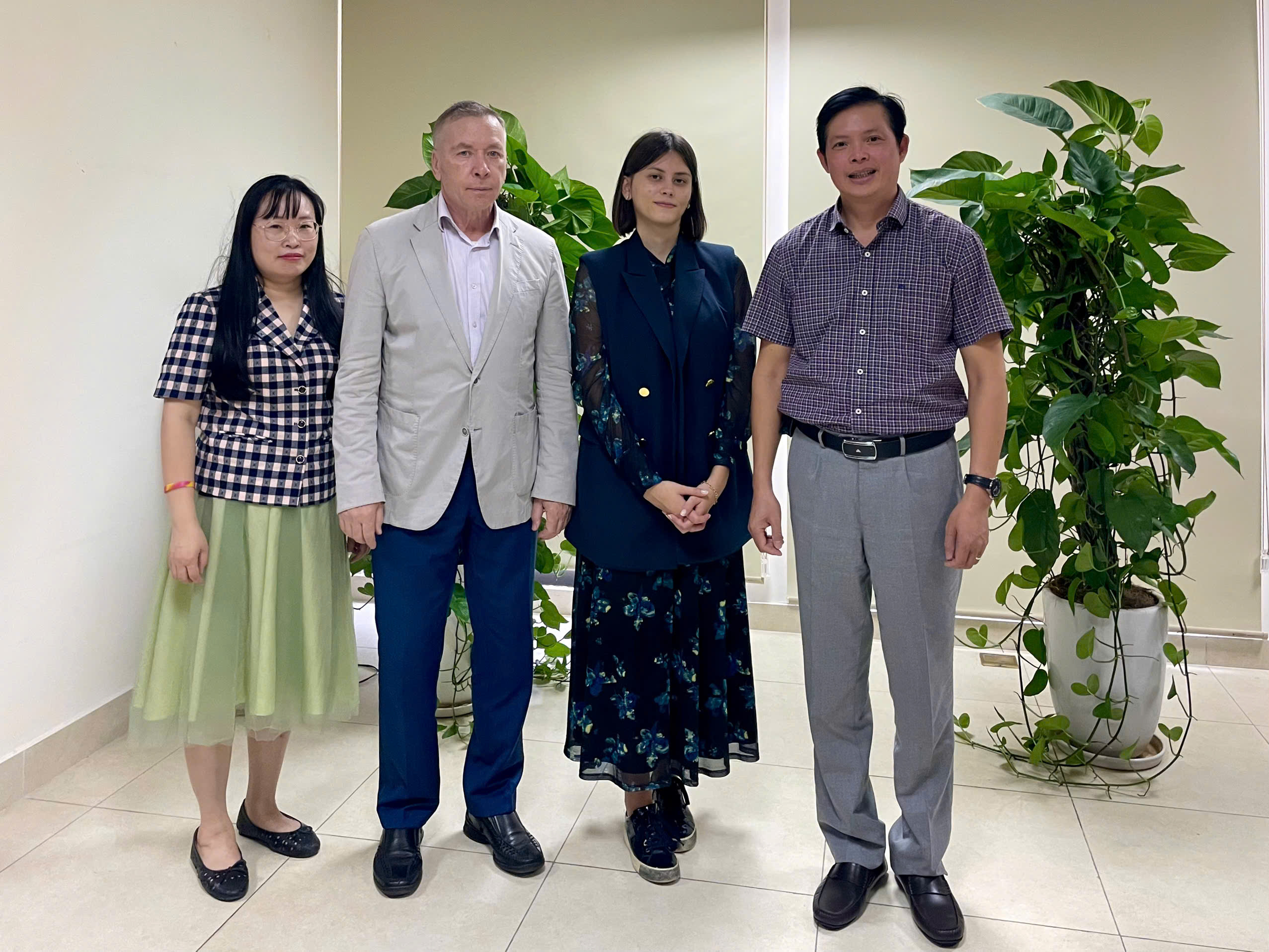 Các học giả chụp ảnh lưu niệm