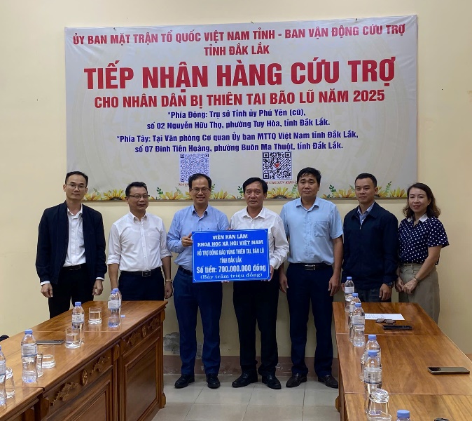 Viện Hàn lâm khoa học xã hội Việt Nam trao số tiền quyên góp để ủng hộ đồng bào bị thiệt hại do bão, lũ lụt tại tỉnh Đăk Lắk