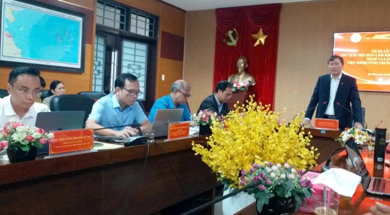 CHỦ TỊCH VIỆN HÀN LÂM KHOA HỌC XÃ HỘI VIỆT NAM THĂM VÀ  LÀM VIỆC VỚI VIỆN KHOA HỌC XÃ HỘI VÙNG TRUNG BỘ VÀ TÂY NGUYÊN