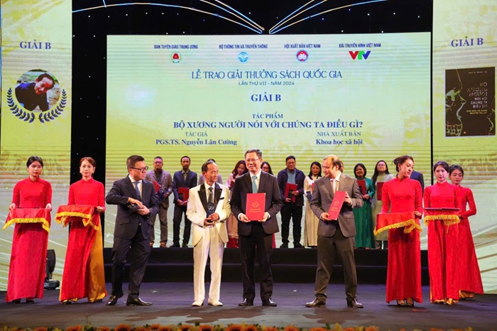 Công trình khoa học của nhà Khảo cổ học Nguyễn Lân Cường do Nhà xuất bản Khoa học xã hội ấn hành đoạt giải B tại Giải thưởng Sách Quốc gia lần thứ VII
