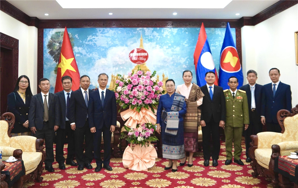 Lãnh đạo Viện Hàn lâm Khoa học xã hội Việt Nam chúc mừng Đại sứ quán Lào tại Việt Nam nhân dịp Quốc khánh
