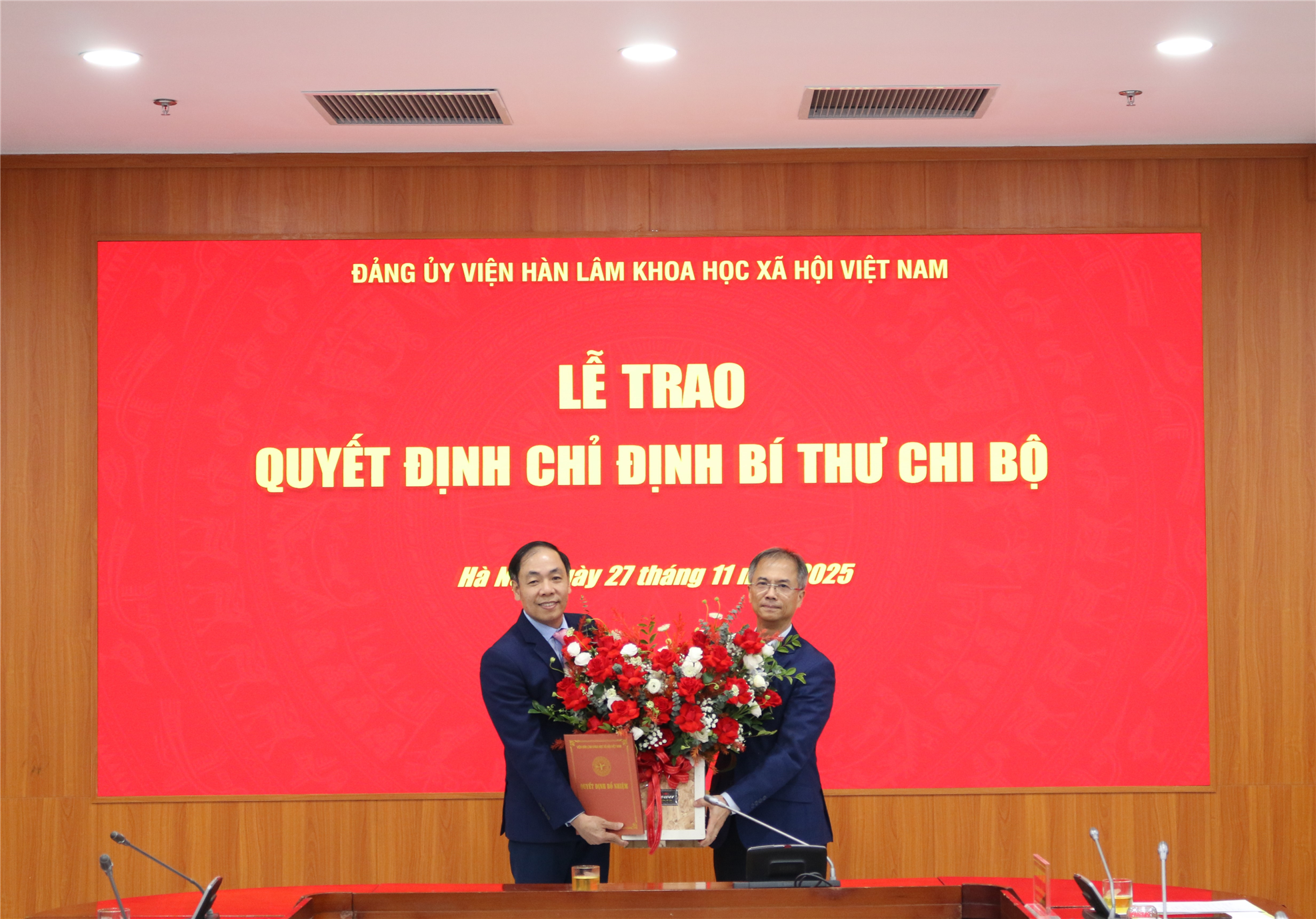 Đảng ủy Viện Hàn lâm Khoa học xã hội Việt Nam công bố và trao Quyết định chỉ định Bí thư Chi bộ Ban Tổ chức – Cán bộ