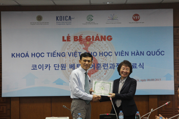 Dr. Mai Xuân Huy awarding the certification for learners