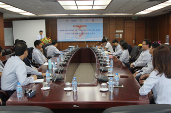 Dr. Mai Xuân Huy having speech at the ceremony