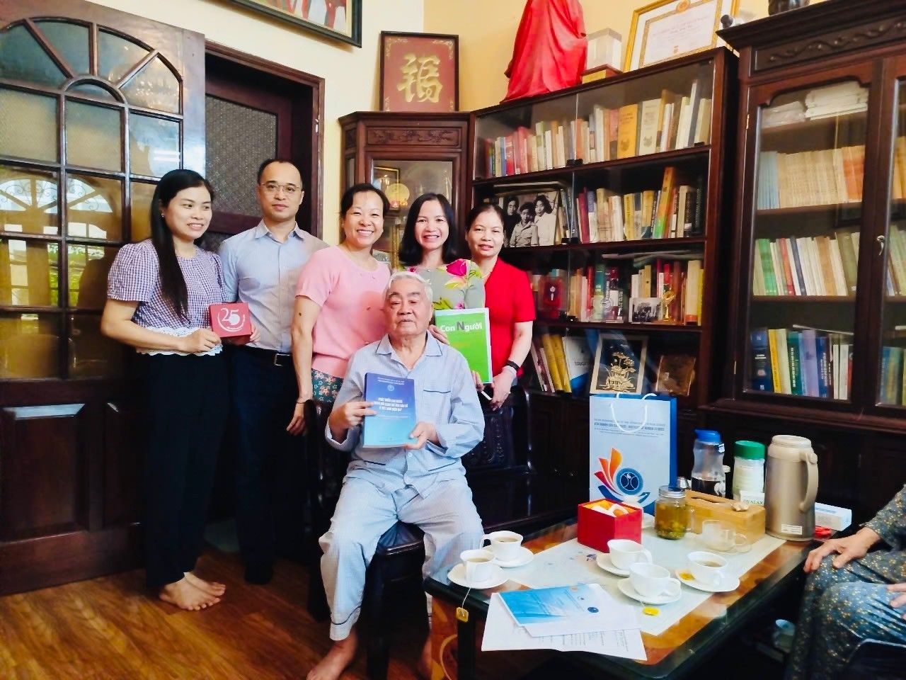 Lãnh đạo Viện Nghiên cứu Con người đến thăm và tri ân Giáo sư, Viện sĩ, Tiến sĩ Khoa học Phạm Minh Hạc, nguyên Viện trưởng Viện Nghiên cứu Con người nhân dịp kỷ niệm 25 năm Ngày thành lập Viện Nghiên cứu Con người (1999 - 2024)