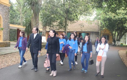 Đoàn đi thăm khu nhà