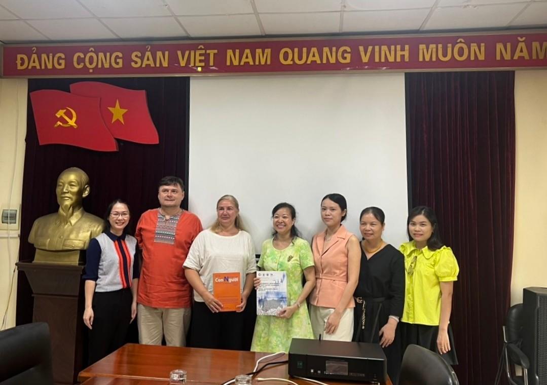Lãnh đạo Viện Nghiên cứu Con người tiếp GS.VS. Sergey Ryazantsev và PGS.VS. Khramova Marina Nikolaevna, Viện Hàn lâm Khoa học Nga