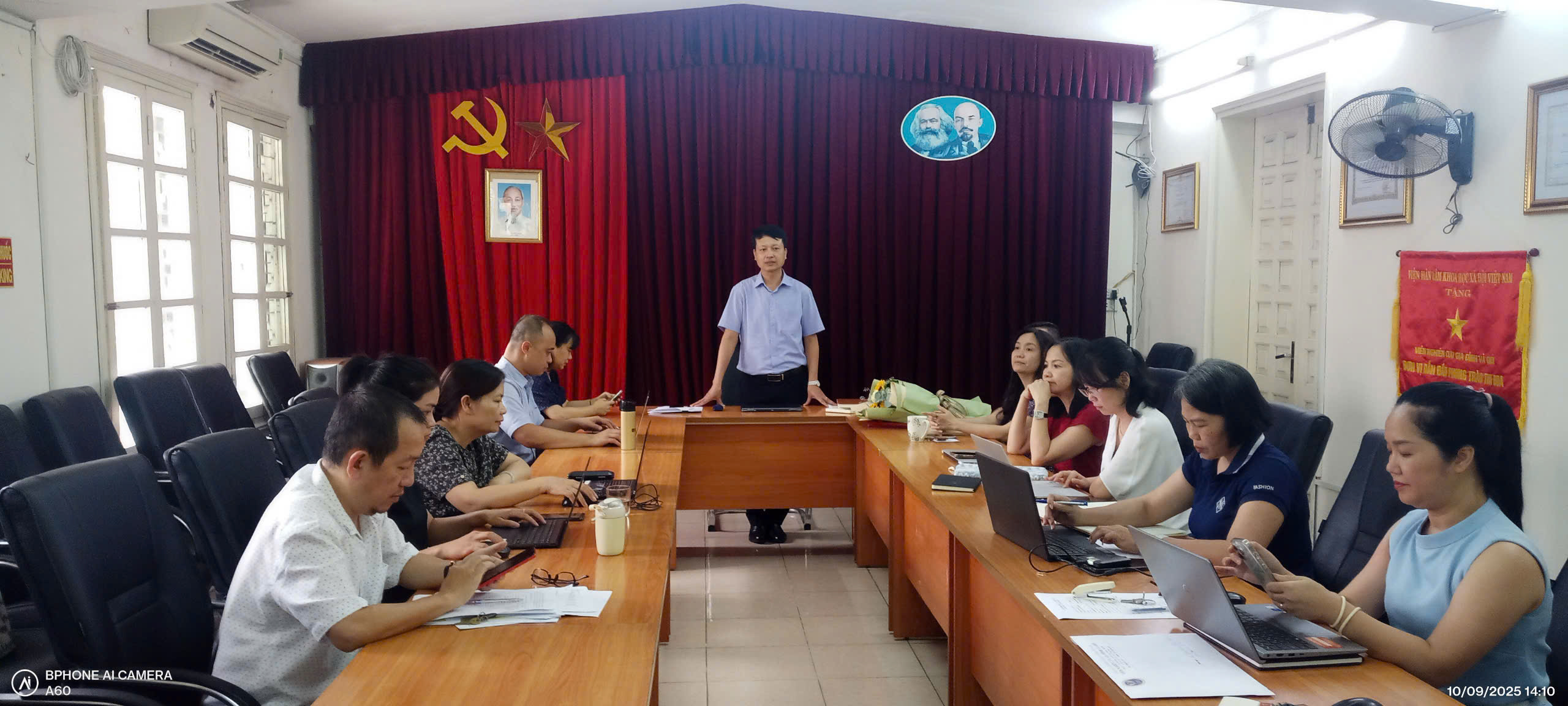 Sinh hoạt chuyên đề: “Học tập và gương mẫu thực hiện phong cách  “cần, kiệm, liêm, chính” theo tư tưởng Hồ Chí Minh  tại Đảng bộ Viện Hàn lâm Khoa học Xã hội Việt Nam trong thời đại mới”