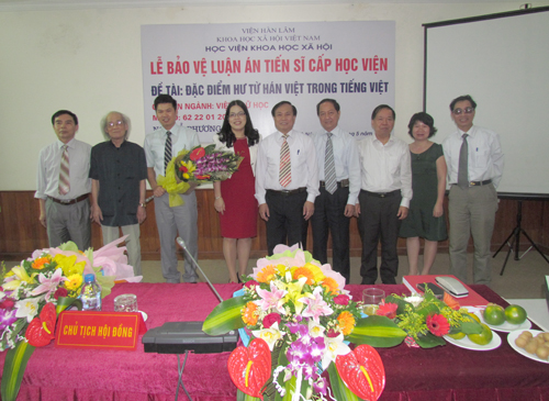 Nghiên cứu sinh Đỗ Phương Lâm chụp ảnh lưu niệm cùng Hội đồng chấm luận án tiến sĩ cấp Học Viện