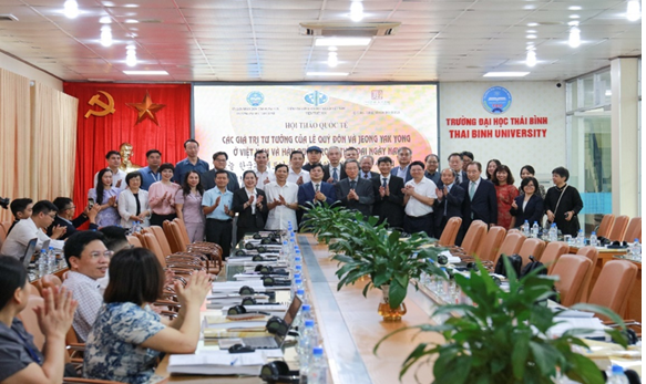 Đại biểu tham dự chụp ảnh lưu niệm tại Hội thảo