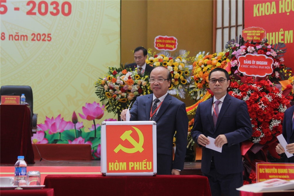 Các đại biểu bỏ phiếu bầu Ban chấp hành Đảng bộ Viện Hàn lâm nhiệm kỳ 2025-2030