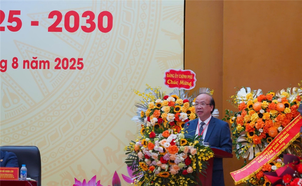 S. Phan Chí Hiếu, Chủ tịch Viện Hàn lâm chia sẻ niềm vui với kết quả bầu Ban chấp hành Đảng bộ Viện Hàn lâm nhiệm kỳ 2025-2030 tại Đại hội