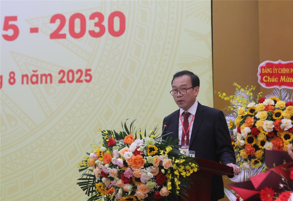 Đồng chí Nguyễn Mạnh Quân công bố kết quả bầu Ban Chấp hành Đảng bộ Viện Hàn lâm tại Đại hội