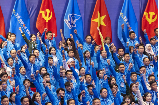 Các đại biểu là thanh niên tiêu biểu trên các lĩnh vực trong và ngoài nước thể hiện quyết tâm tại phiên khai mạc Đại hội đại biểu toàn quốc Hội Liên hiệp Thanh niên Việt Nam lần thứ IX với khẩu hiệu hành động của đại hội là: "Thanh niên Việt Nam yêu nước - khát vọng - đoàn kết - tiên phong - sáng tạo - tự tin bước vào kỷ nguyên mới" _Nguồn: thanhnien.vn