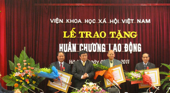 Viện Khoa học xã hội Việt Nam có thêm 03 đồng chí được trao tặng Huân chương Lao động