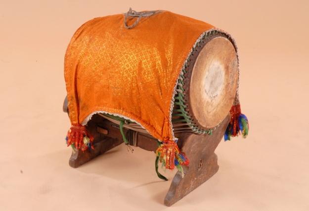 Mặt da, tang gỗ
Dàn nhạc pin peat
Khmer
Siem Reap, Cambodia

1987