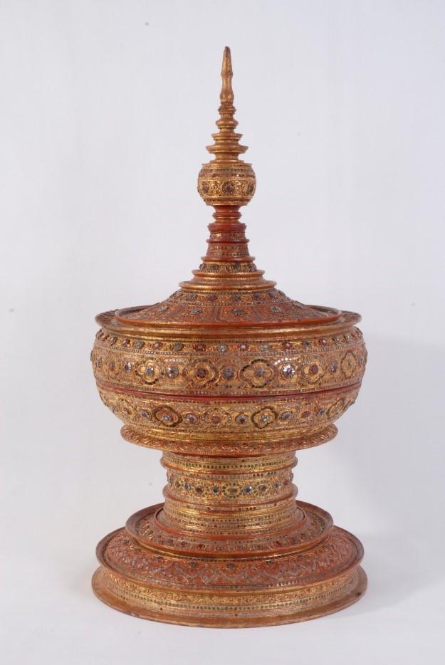 Sơn mài, vàng, thuỷ tinh
Bamar
Myanmar

Thế kỷ 20
Kaneko Kazushige tặng