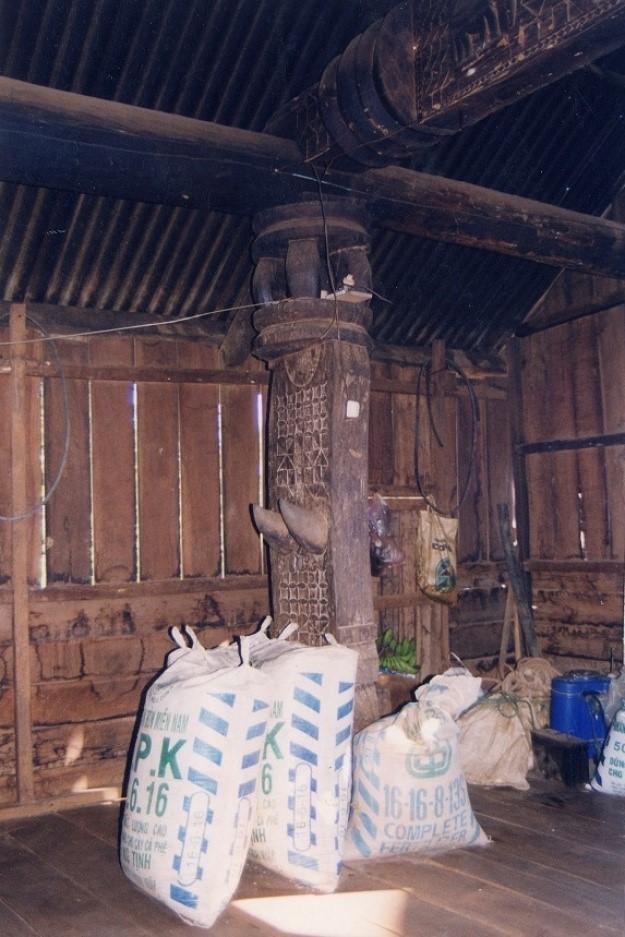 CỘT NHÀ DÀI VỚI CÁC ĐIÊU KHẮC TRANG TRÍ, Ê-đê Đắk Lắk 1999