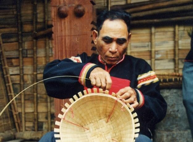 ĐAN GÙI
Ê-đê Đắk Lắk 2000